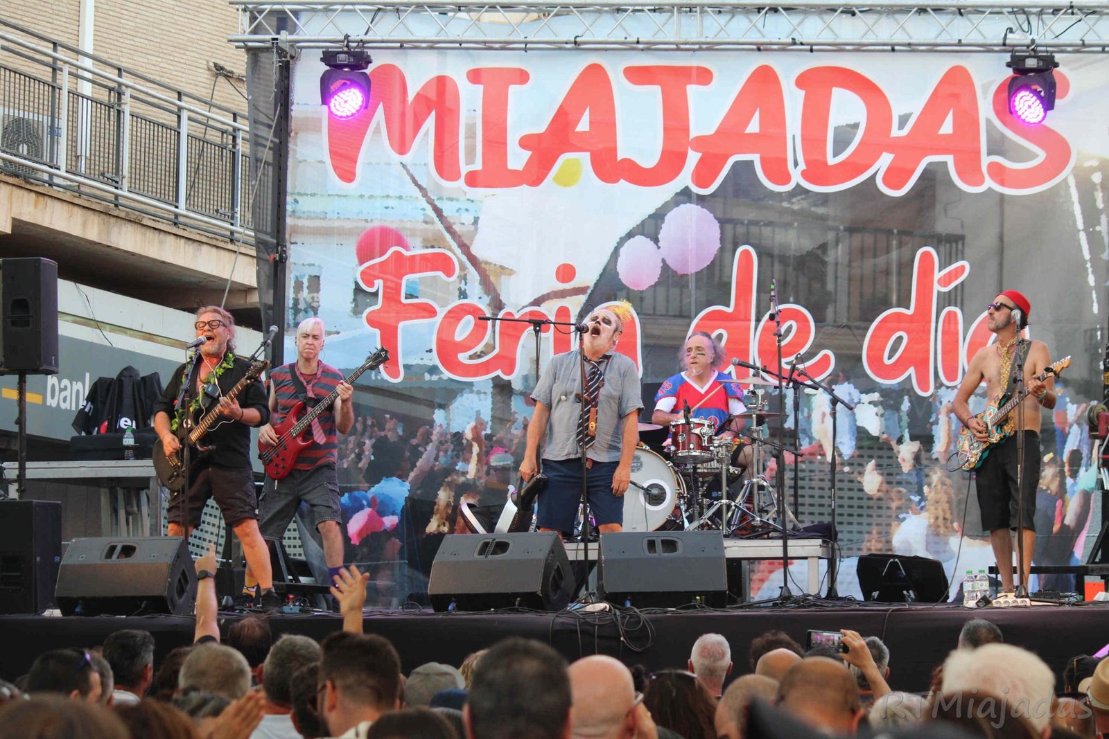 Toreros de leyenda protagonizan un concierto inolvidable en la emblemática Plaza de España, repleta de pasión y energía