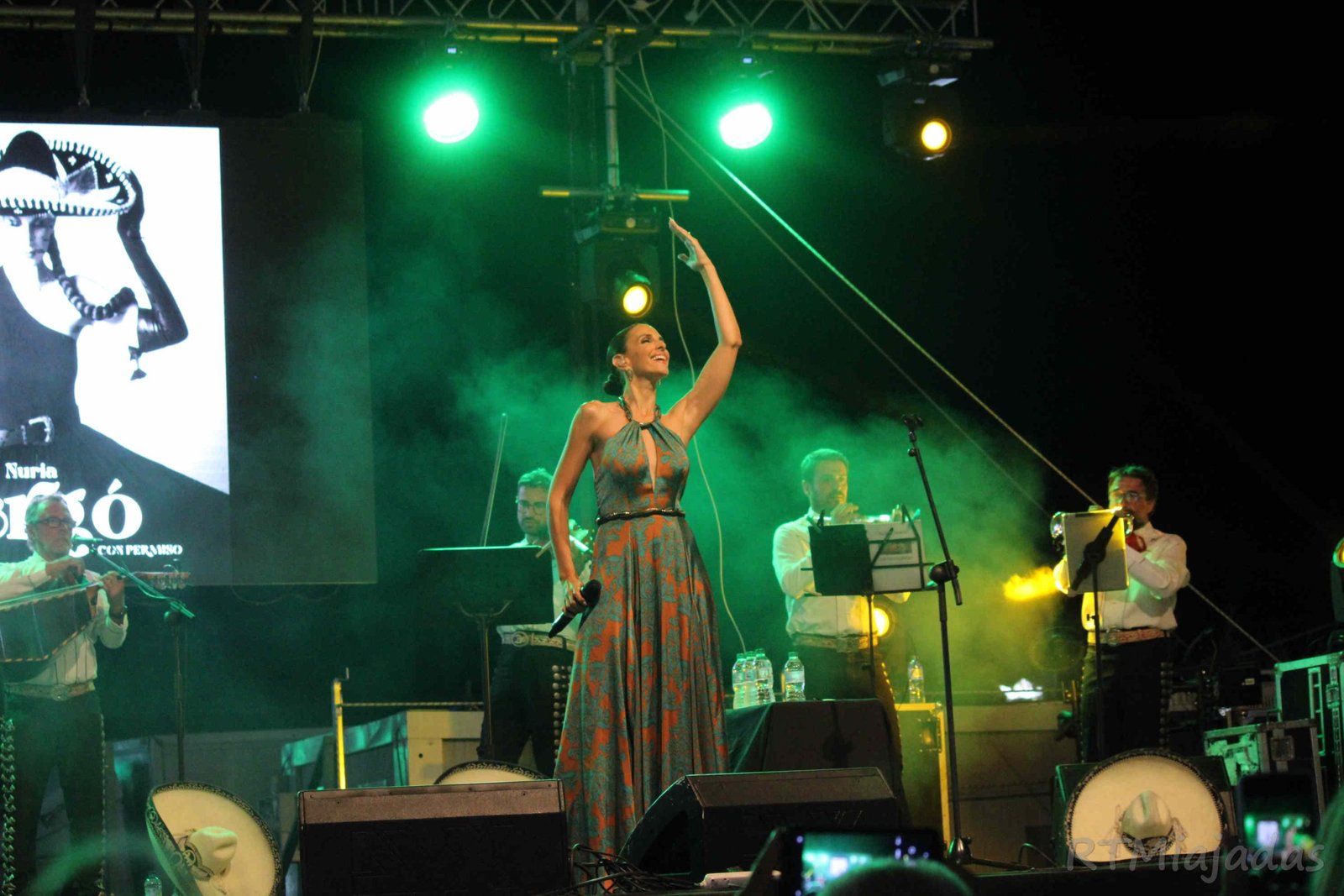 La reina del cante flamenco, Nuria Fergó, cierra con estilo la feria de verano en Miajadas