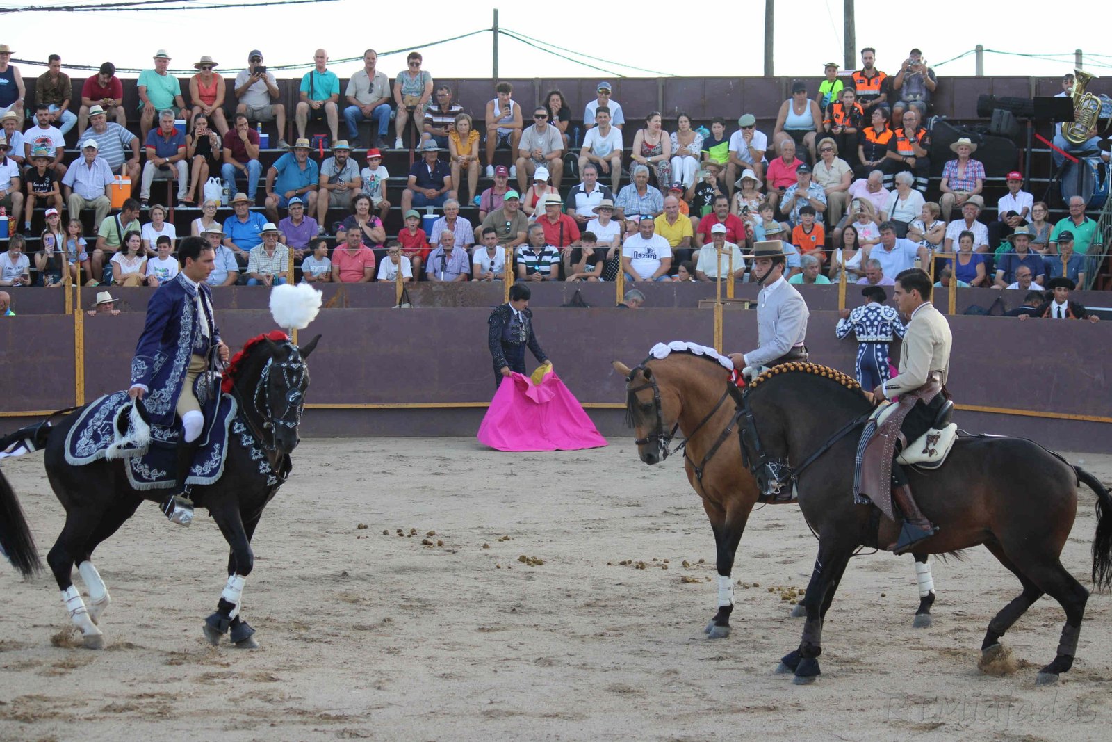 Fiesta de rejones en la plaza de toros portátil de Miajadas: un día de emociones en el corazón de Extremadura