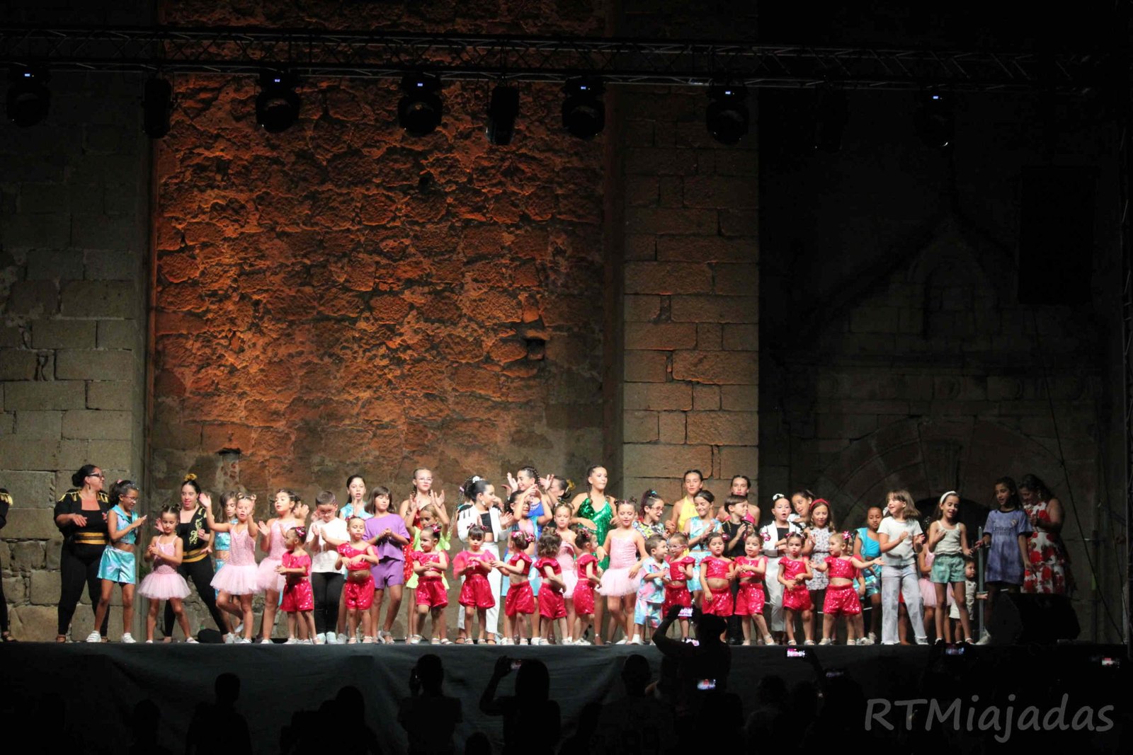 La institución de referencia en baile de Santiago, Escuela de Baile Angelines Gómez, inaugura temporada en Pórtico de Santiago