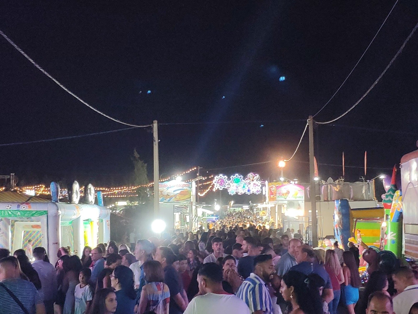 Espacio de tranquilidad en el recinto ferial de Miajadas: un momento de relajación sin ruido entre 21h y 22:30h.
