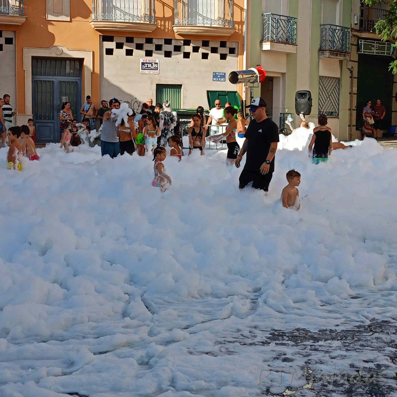 Jóvenes enardecidos por la fiesta de colores que invadió la ciudad con una explosión de diversión y alegría