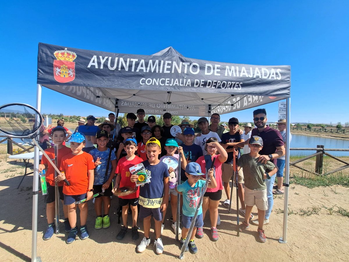 Participación masiva de niños en el XXV Concurso Infantil de Pesca, un éxito para la promoción del deporte y el medio ambiente.