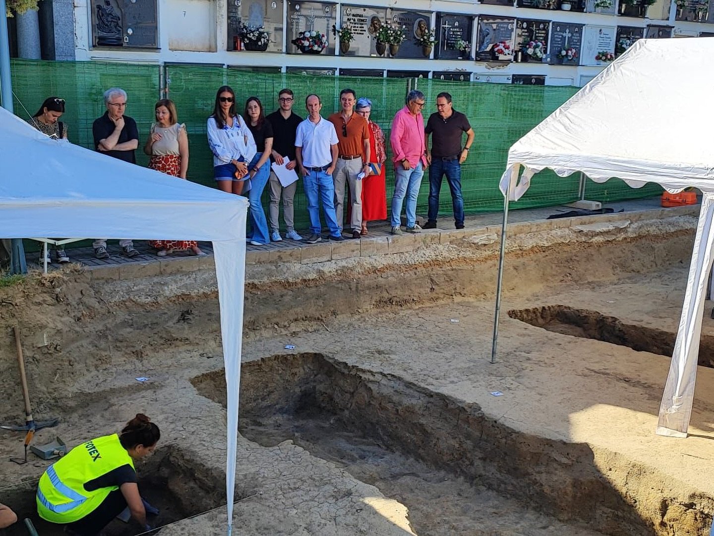Visita del Servicio de Memoria Histórica y Democrática de la Diputación al Cementerio de Miajadas