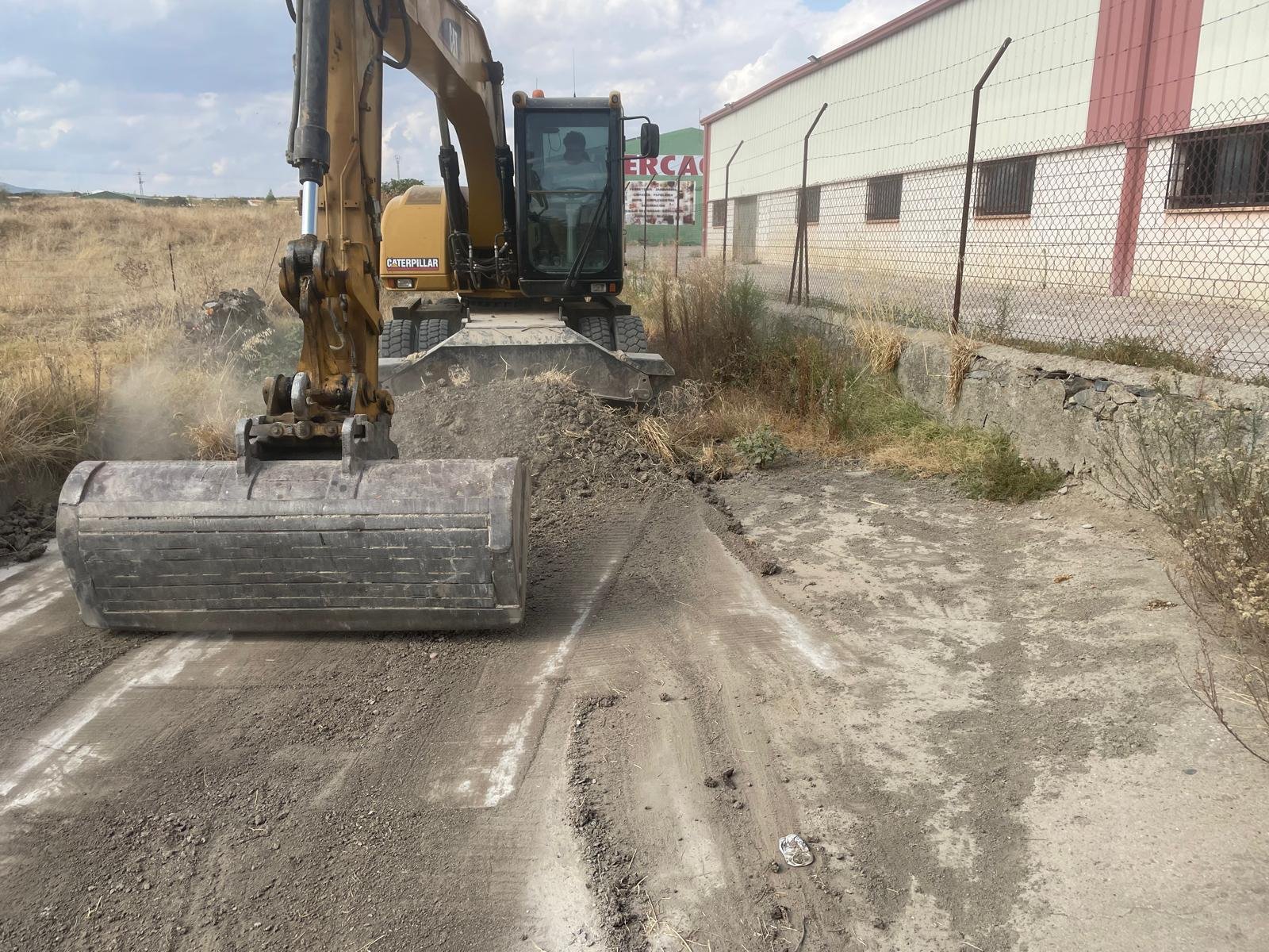 El Ayuntamiento de Miajadas realiza una intensiva limpieza de los arroyos urbanos para mejorar la calidad ambiental.
