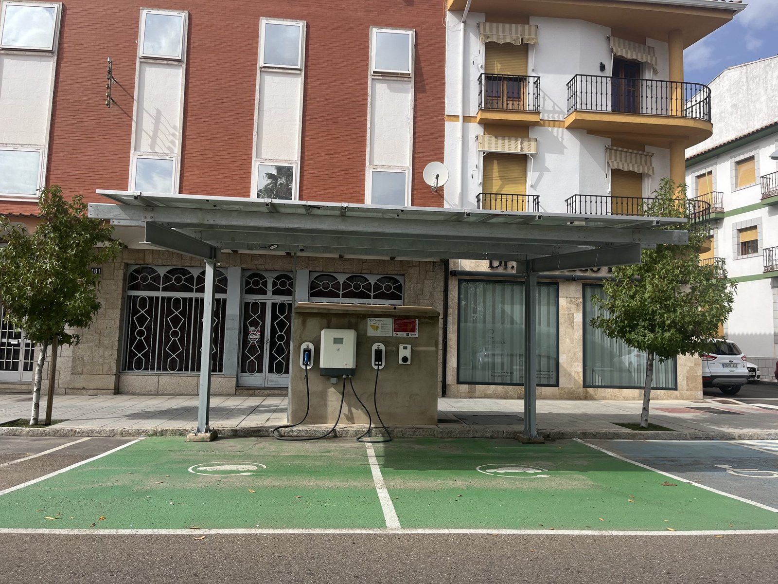 Se lanza un nuevo punto de recarga para vehículos eléctricos, impulsando la sostenibilidad y la movilidad verde.