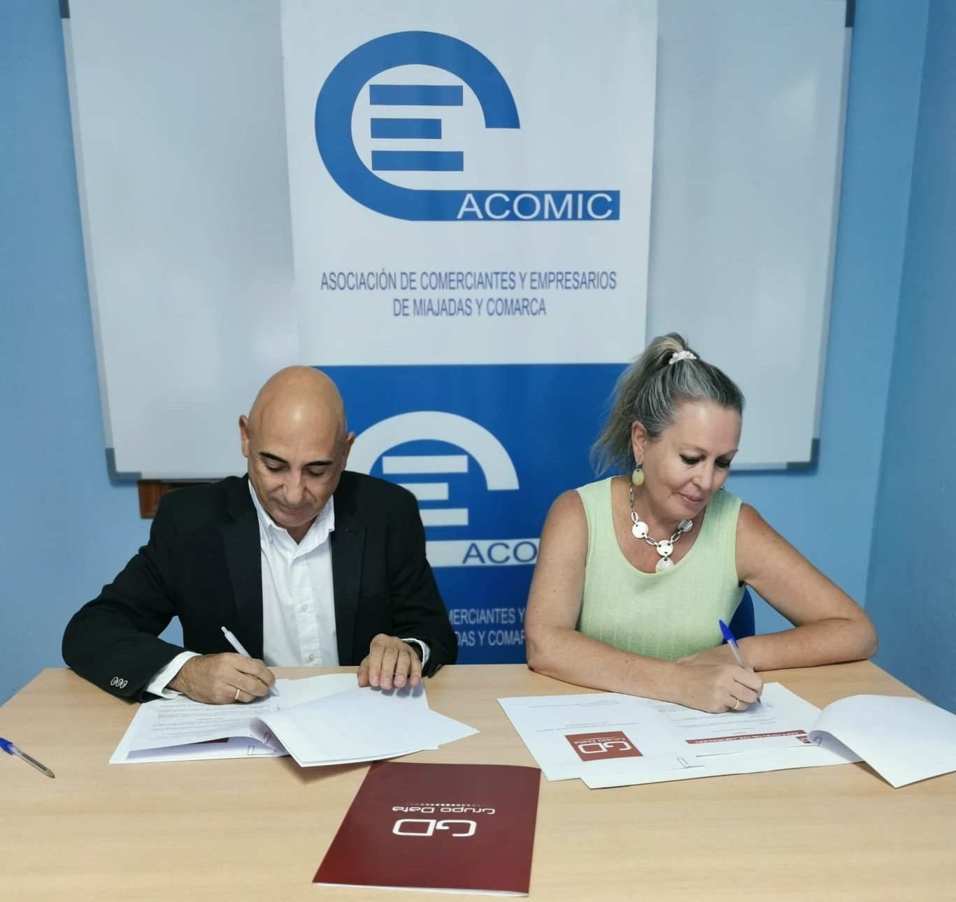 Grupo Data y Acomic firman convenio de colaboración para impulsar innovación y eficiencia en el sector de los seguros.