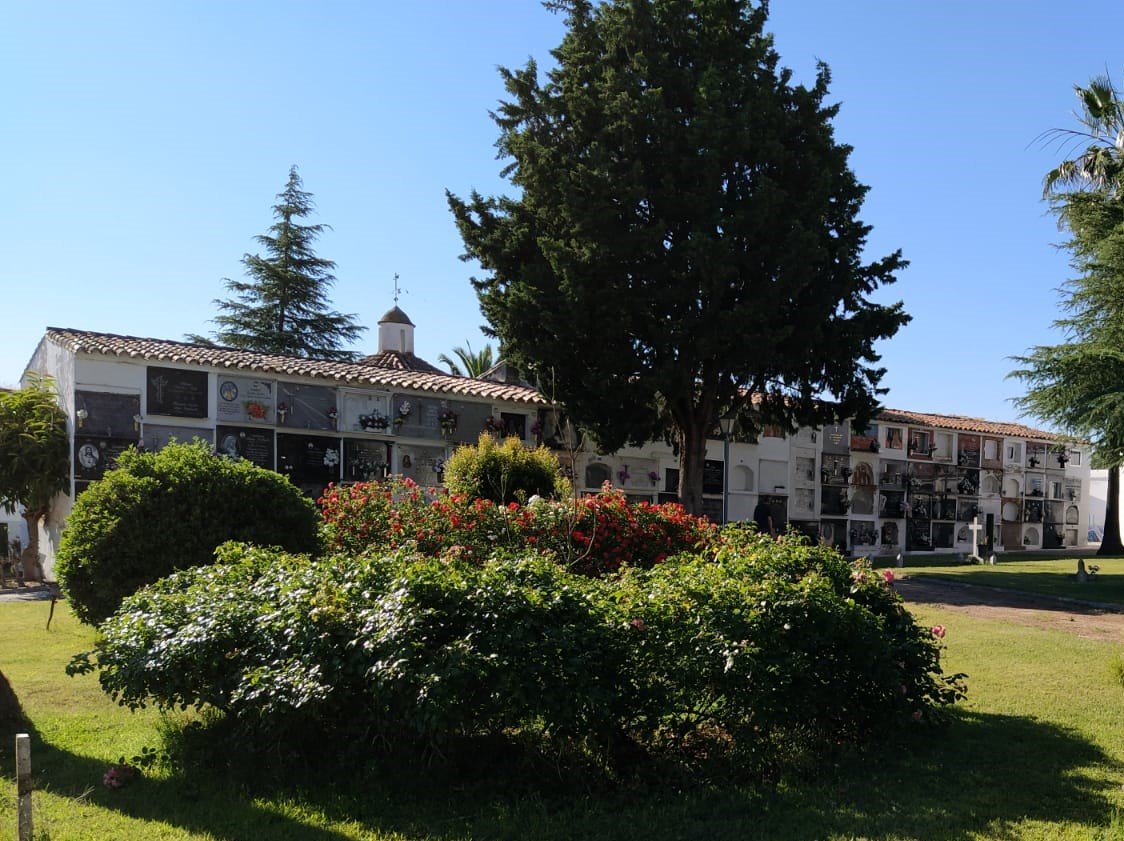 El Ayuntamiento informa a los usuarios del cementerio sobre sus responsabilidades y derechos en el uso de las unidades de enterramiento