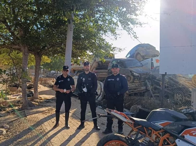 Policías Locales de Miajadas Despliegan Ayuda en Valencia para las Zonas Afectadas por la DANA