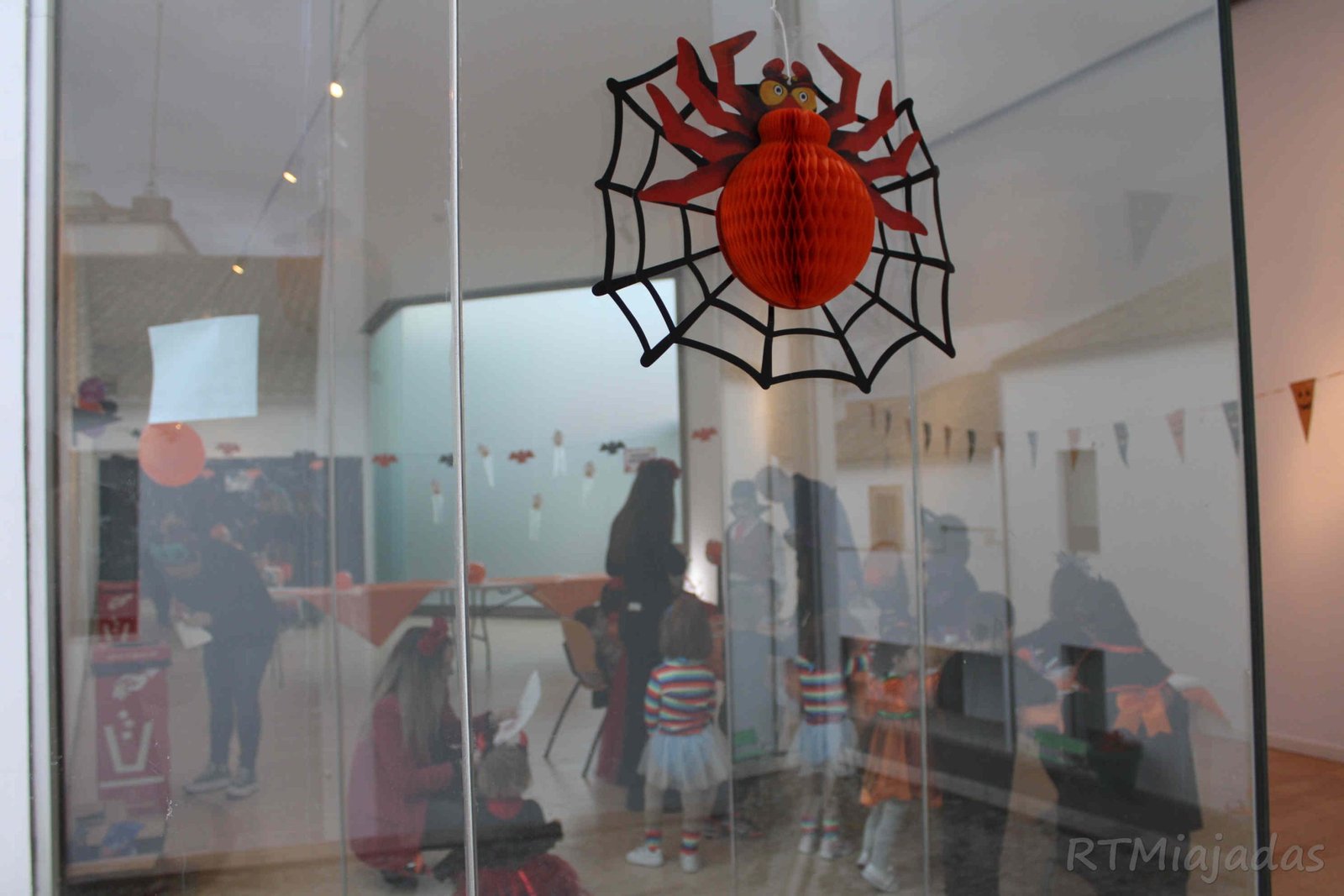 La lluvia no frenó la diversión de grandes y pequeños en el evento «Miajaween» en el CC Palacio Obispo Solís.
