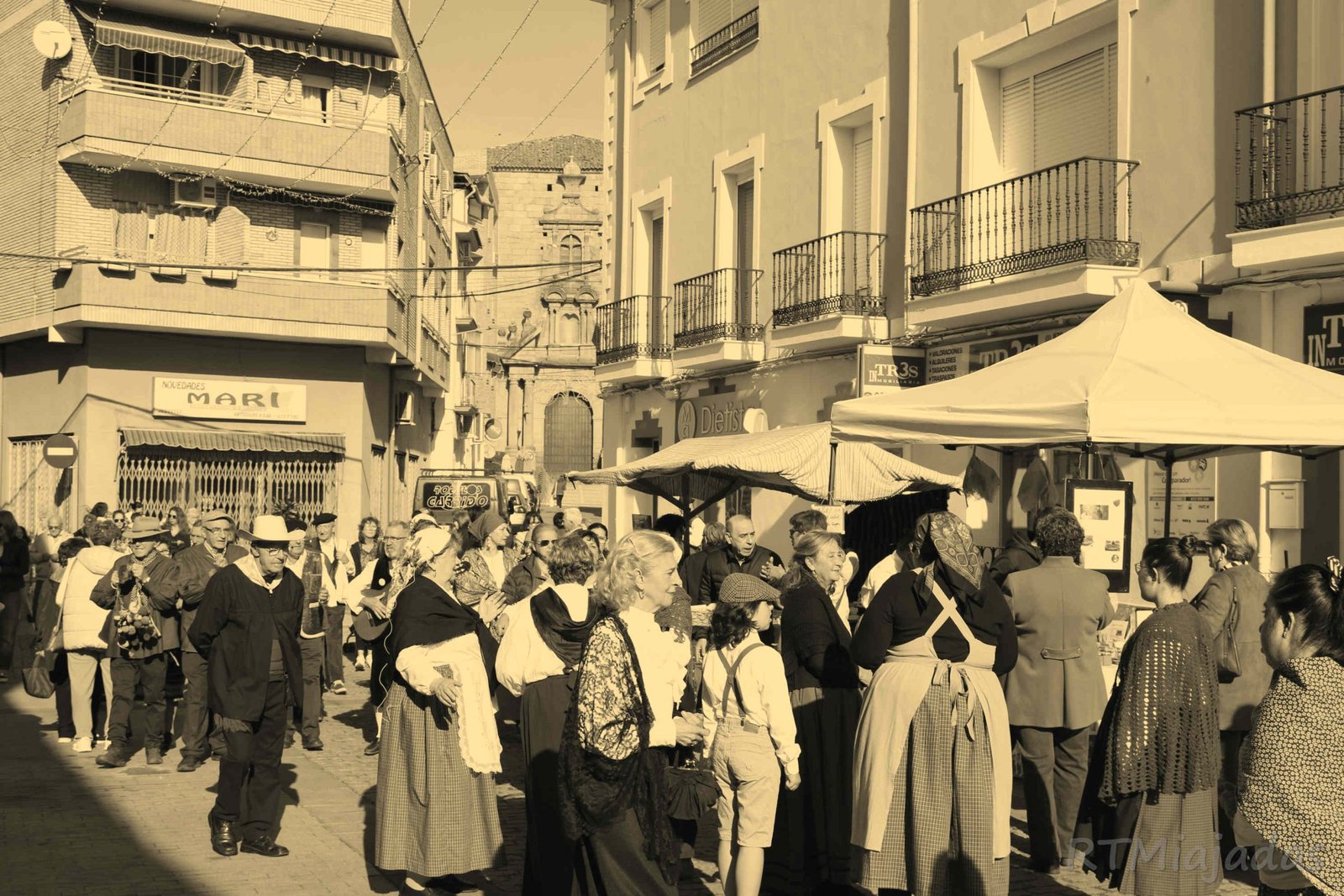 La Sociedad Histórica «Villa de Miajadas» organiza la VII Feria Ambientación del siglo XIX con eventos históricos y puestos artesanales.