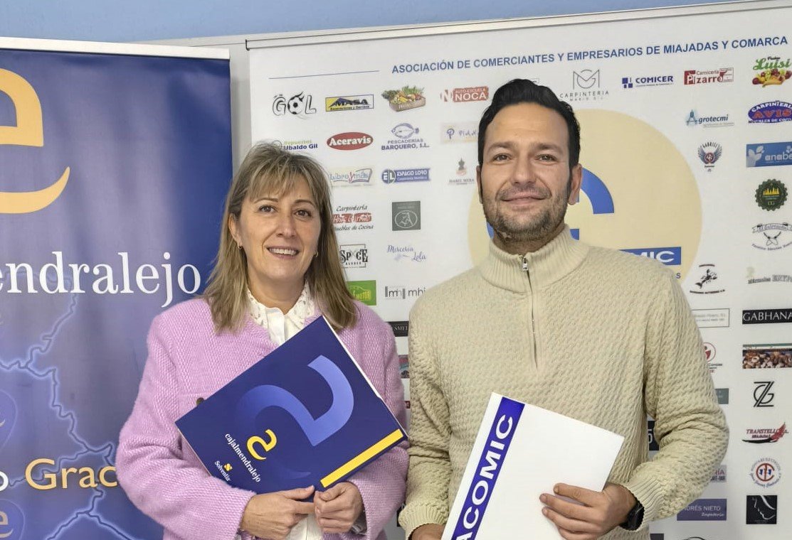 Acuerdo de cooperación entre ACOMIC y Caja Almendralejo para impulsar el desarrollo cultural y económico de la región.