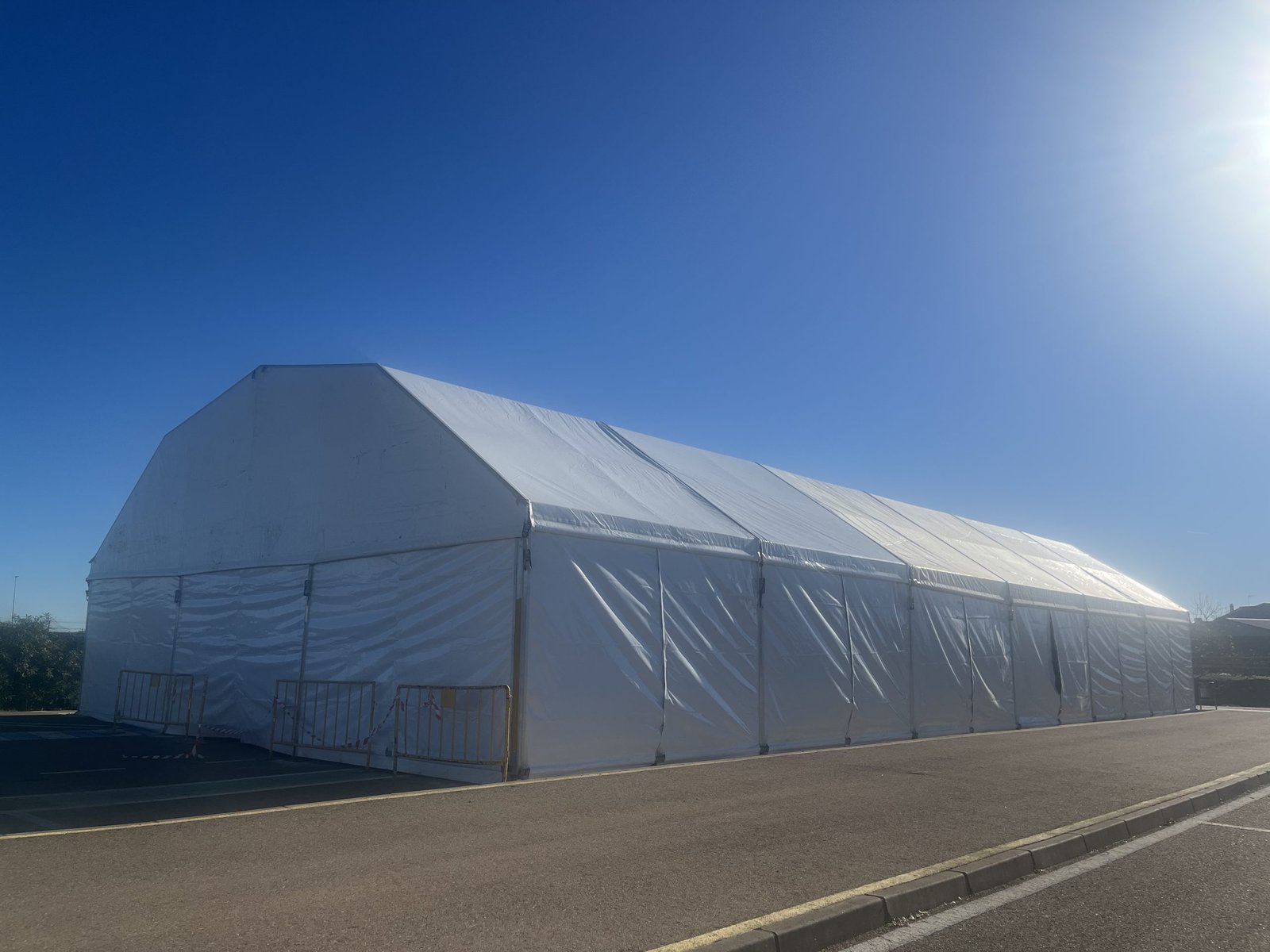 El Ayuntamiento de Miajadas Renueva y Amplía la Carpa Municipal para Mayor Comodidad Ciudadana