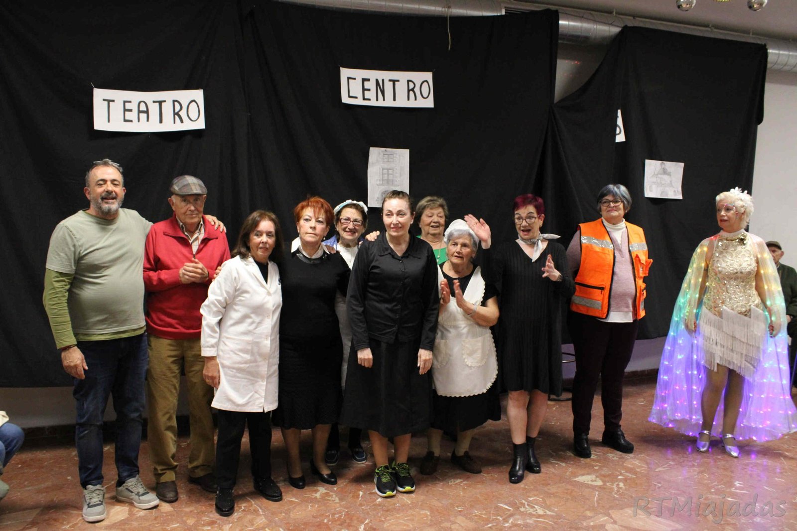 El taller teatral del Centro de Mayores presentó dos sainetes, poesía y baile en una noche inolvidable.