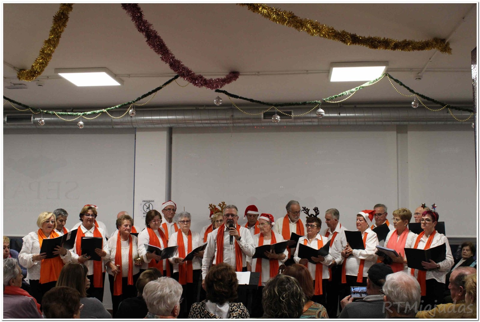 Concierto Navideño de la Coral del Centro de Mayores de Miajadas: Unidad y Armonía en la Noche de Navidad