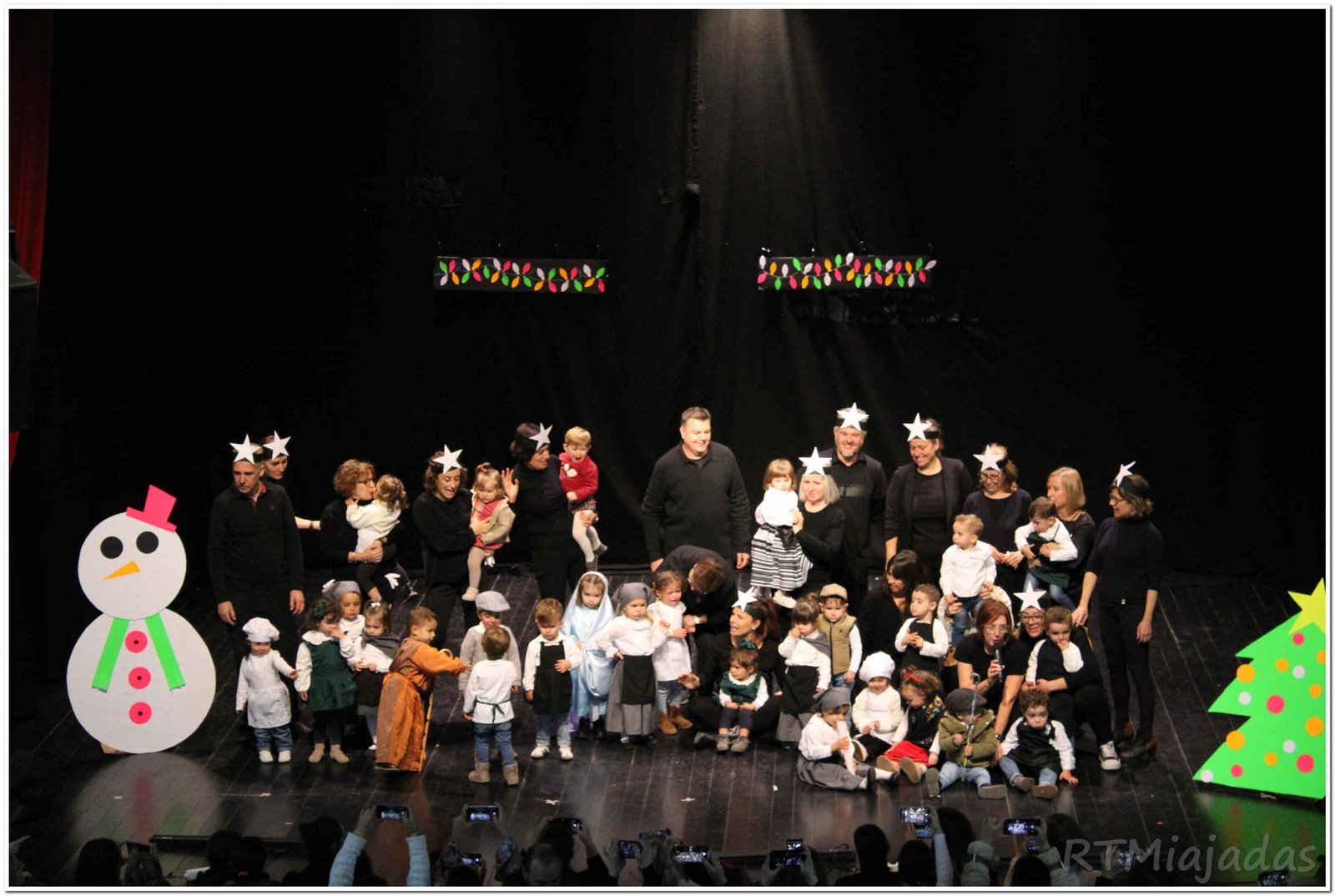 La Escuela Infantil Arco Iris presentó la emocionante actuación navideña «Cuentos de Navidad»