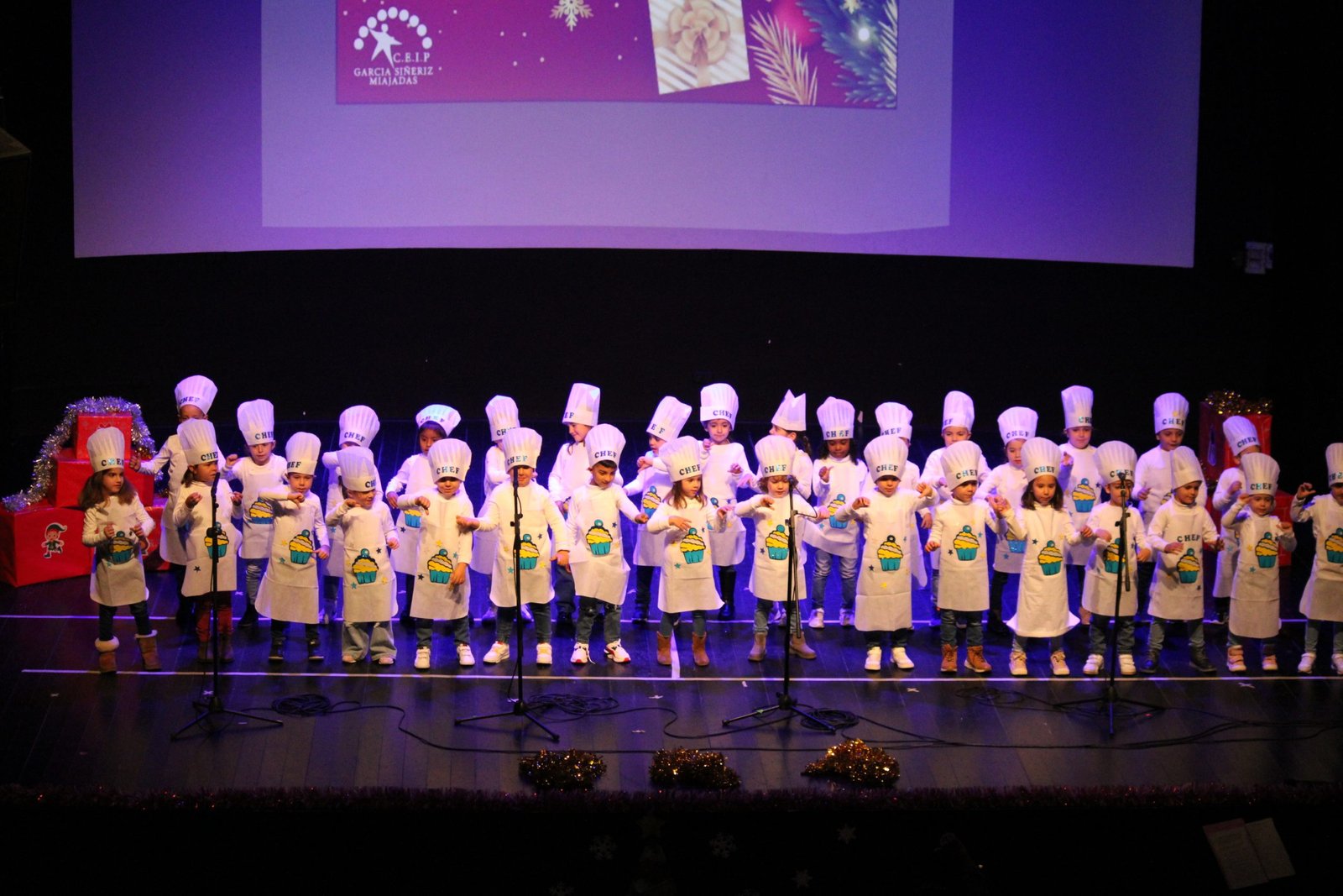 El CEIP García Siñeriz organizó un emocionante festival de villancicos en la Casa de la Cultura de Miajadas.