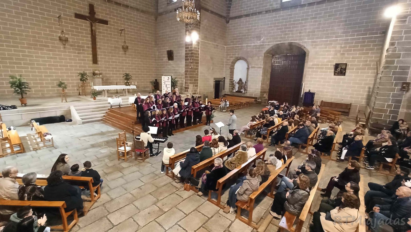 Concierto Navideño de la Coral Municipal de Miajadas: Una Noche de Música y Magia en la Iglesia de Santiago Apóstol