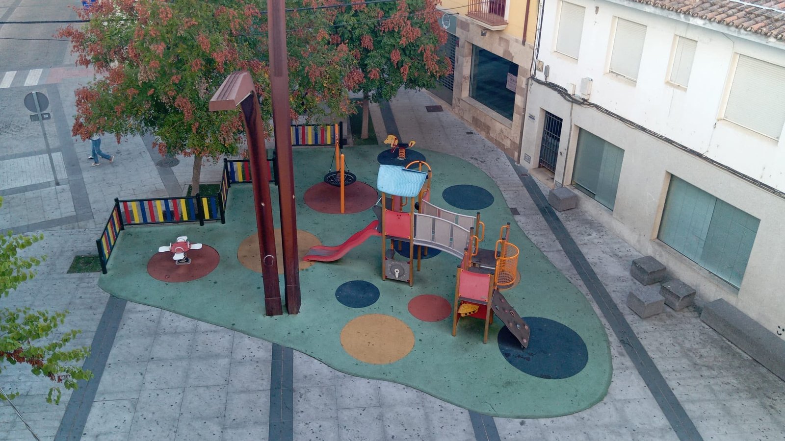 Comienza la renovación integral de la zona de juegos infantil en la Plaza España para mayor seguridad y diversión.