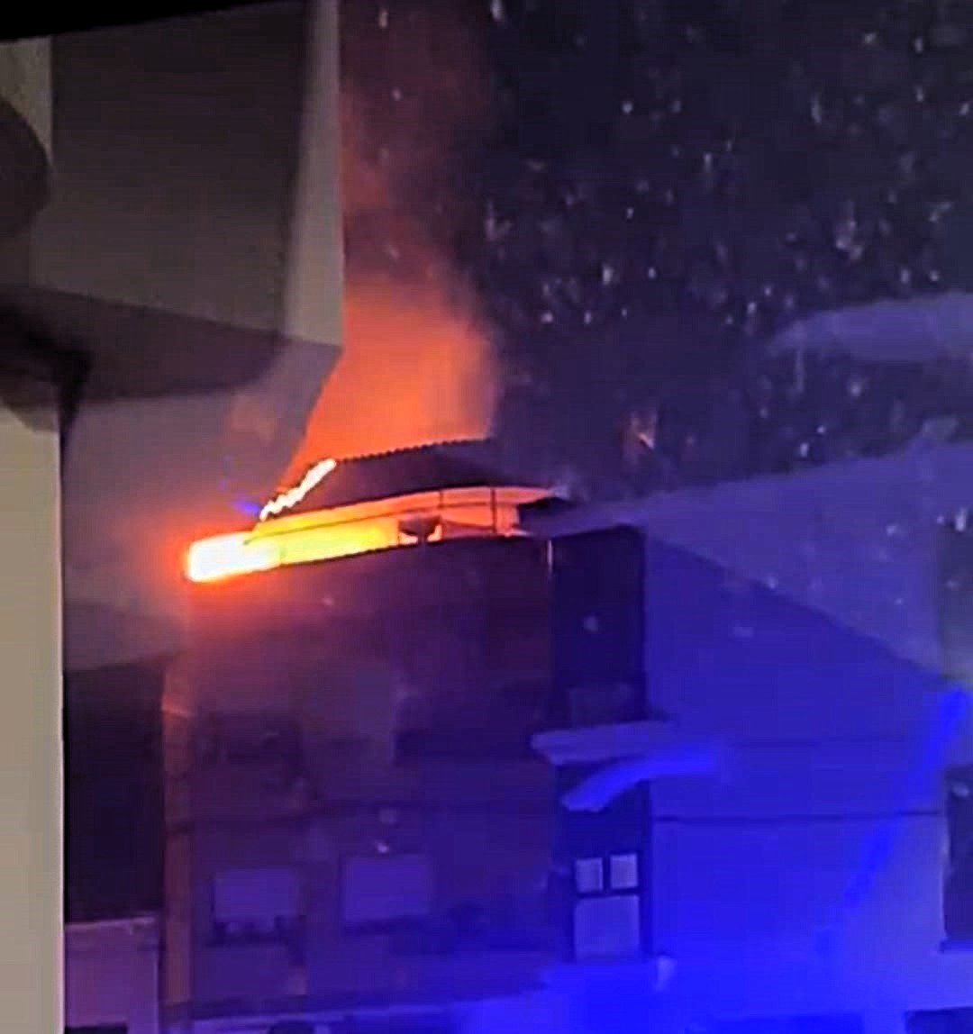 Un incendio en un ático de la plaza de Santa Teresa obliga a desalojar a los vecinos esta madrugada.