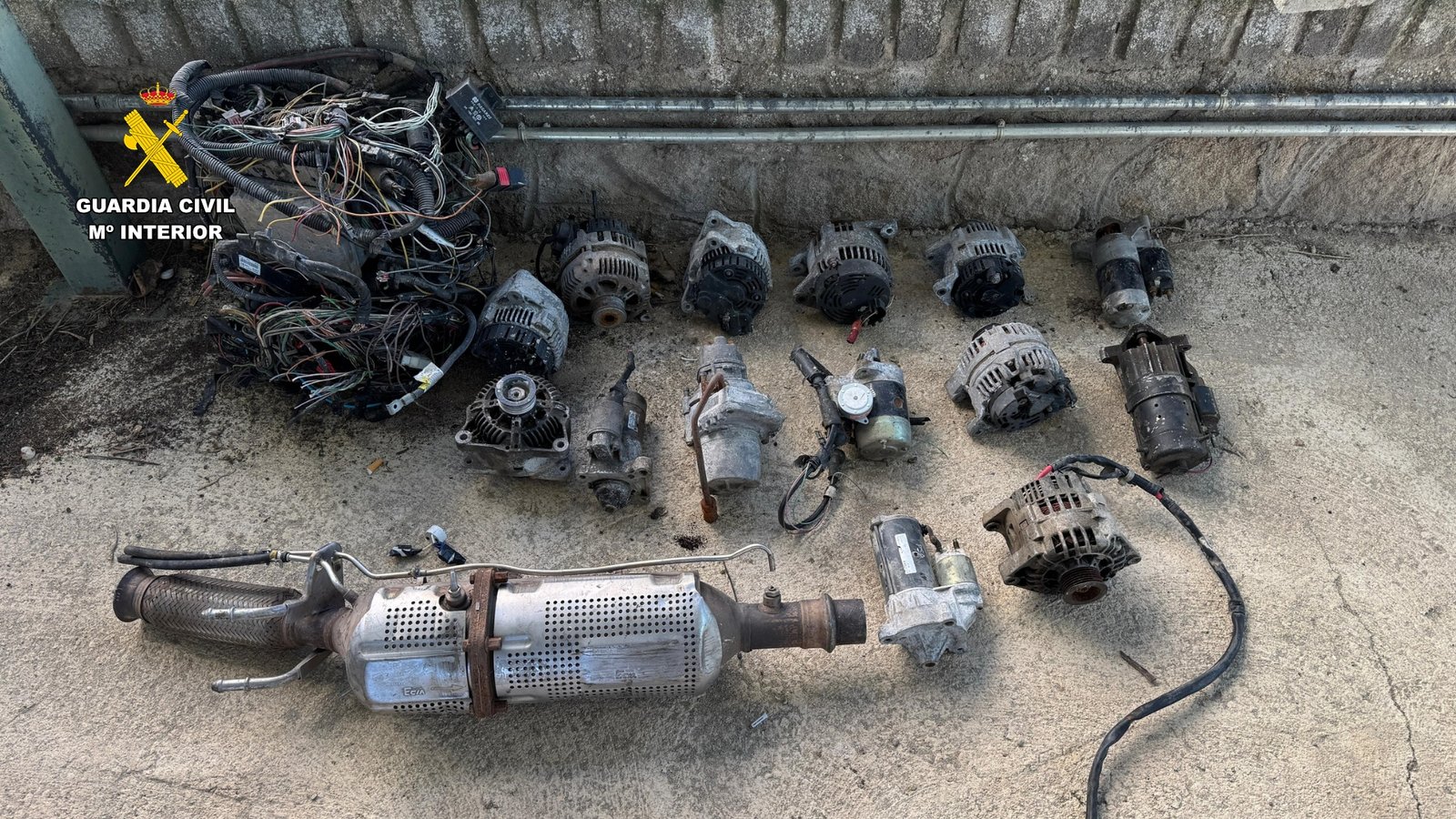 La Guardia Civil detiene a dos sospechosos por el robo de herramientas y piezas de vehículos valoradas en 5.500€