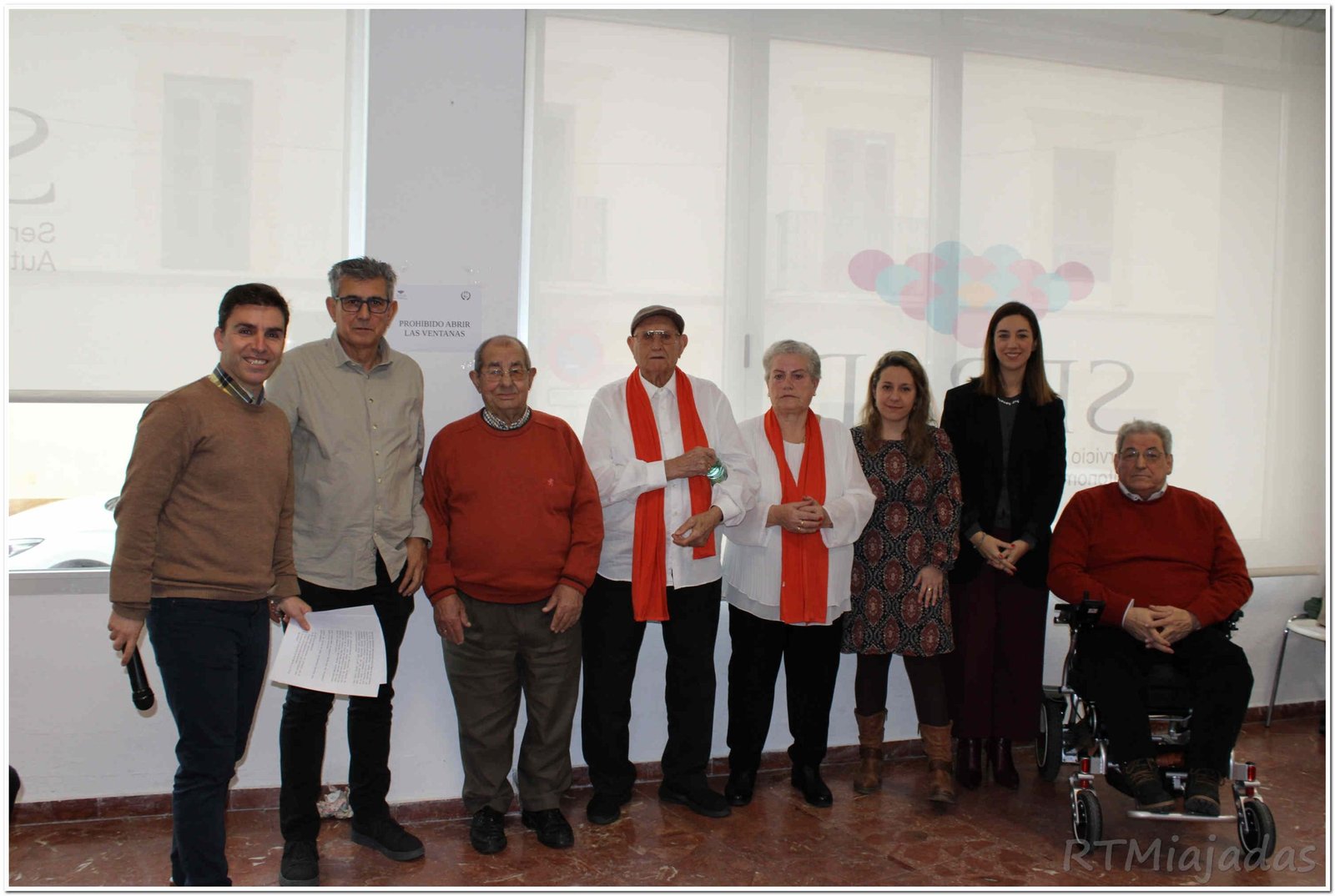 El Centro de Mayores de Miajadas celebra su tradicional fiesta de las candelas y su 43º aniversario con gran entusiasmo.