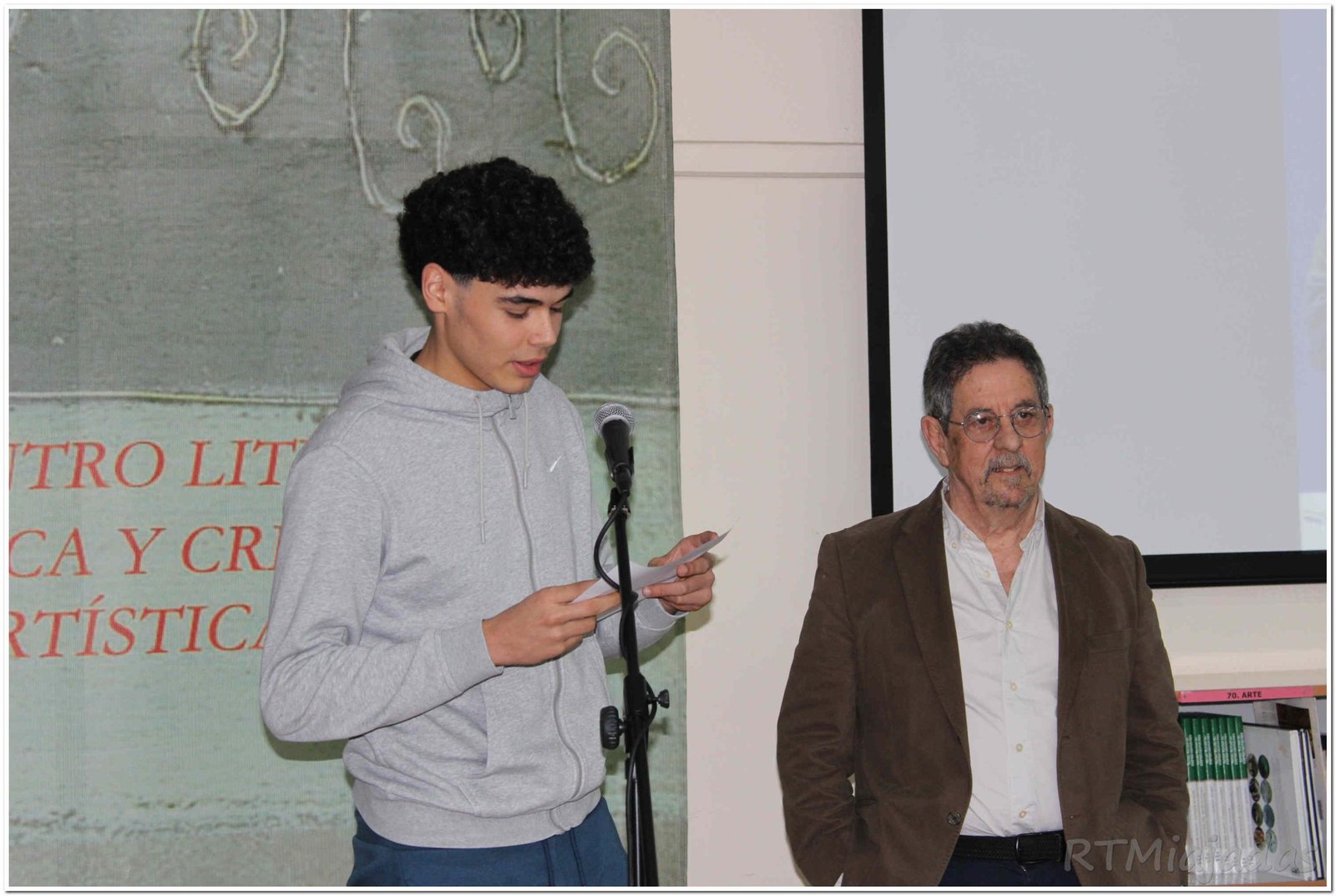 Francisco Díaz Valladares comparte su arte literario con estudiantes del I.E.S. Gonzalo Torrente Ballester en un emocionante encuentro.