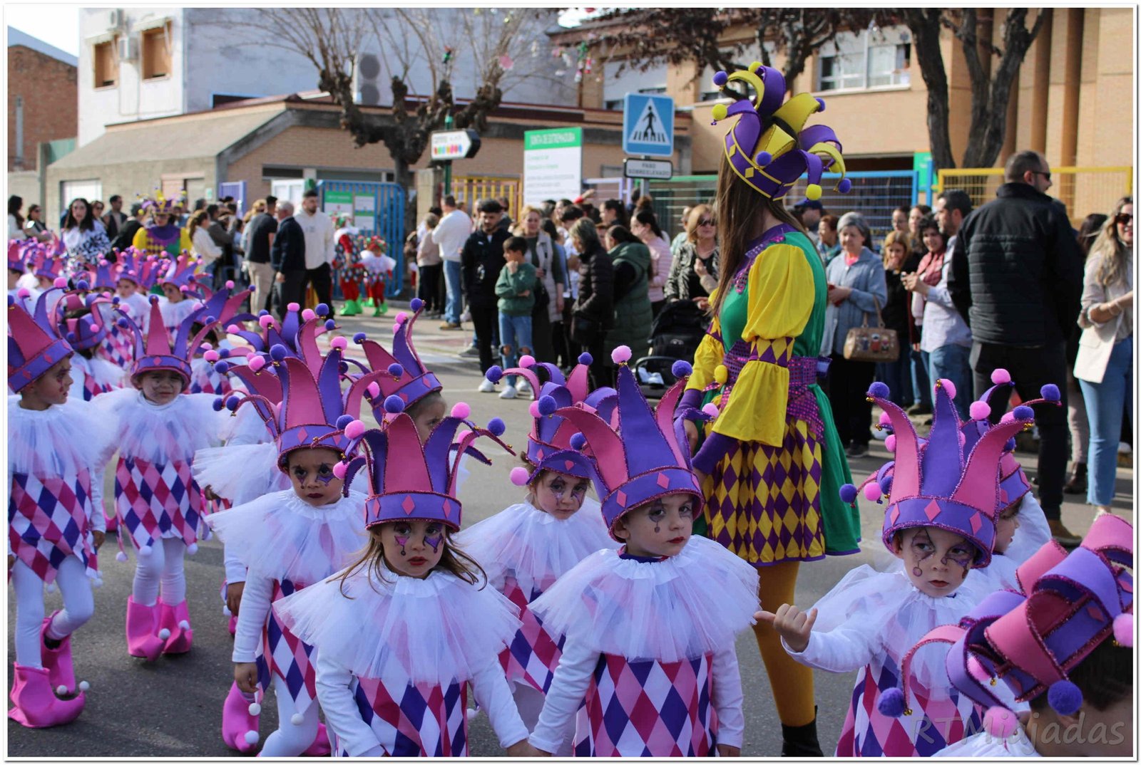 El CEIP García Siñeriz presenta su desfile de carnaval con un espectáculo teatral emocionante y colorido.
