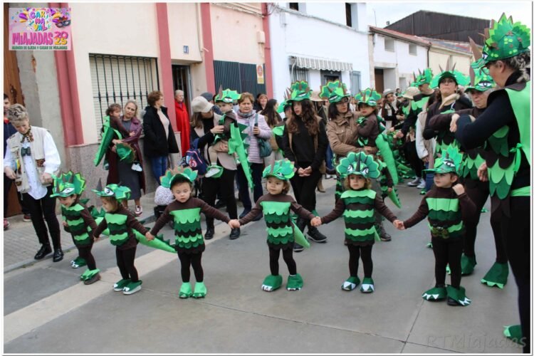 La Escuela Infantil Arco Iris celebra su carnaval con aventuras prehistóricas y respeto por la naturaleza.