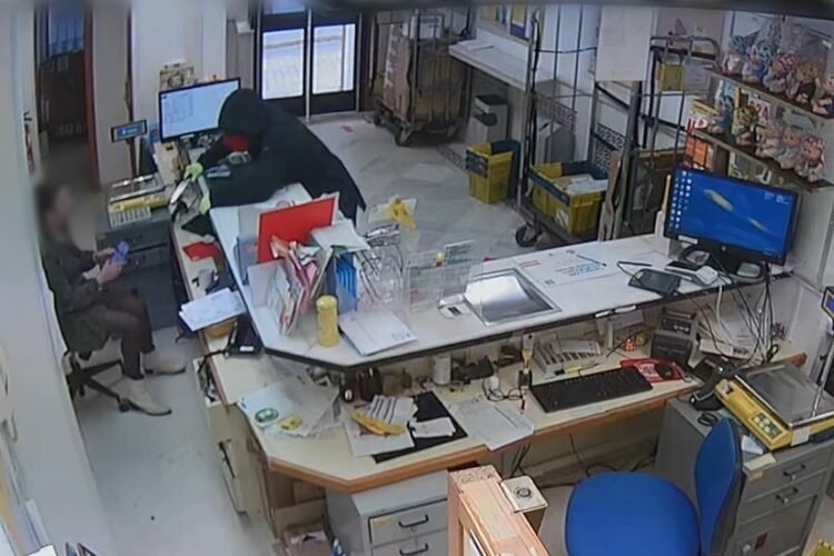 Detenido en Miajadas por atracar una sucursal de Correos en Huelva con un cuchillo de grandes dimensiones.