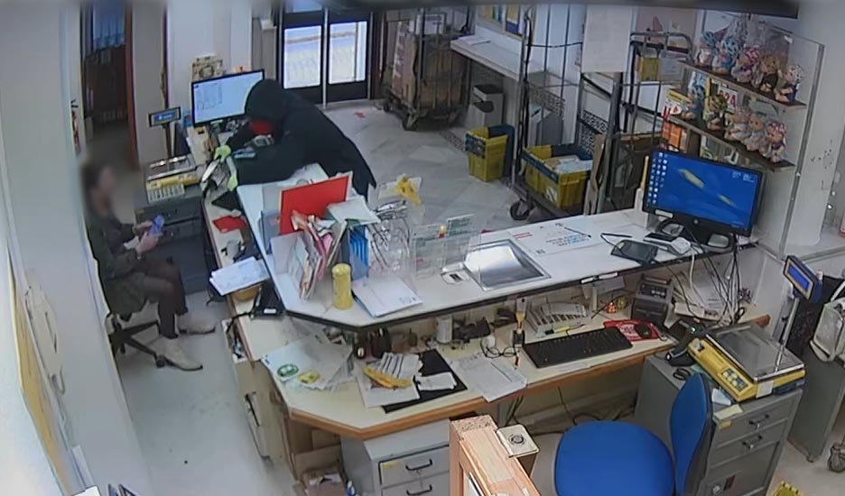 Detenido en Miajadas por atracar una sucursal de Correos en Huelva con un cuchillo de grandes dimensiones.