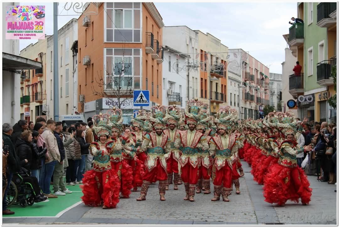 La Comparsa «Los Colegas» logra el tercer lugar en el desfile de Badajoz con su destacada actuación.