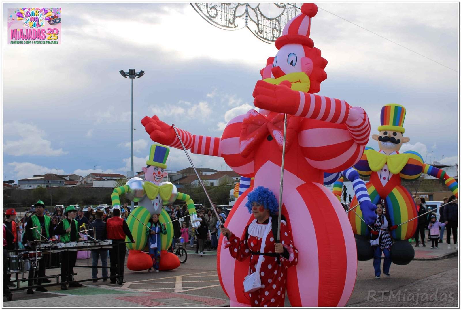 Festival Infantil con la animación de «Payasos Gigantes» y la música vibrante de la «Banda Municipal»