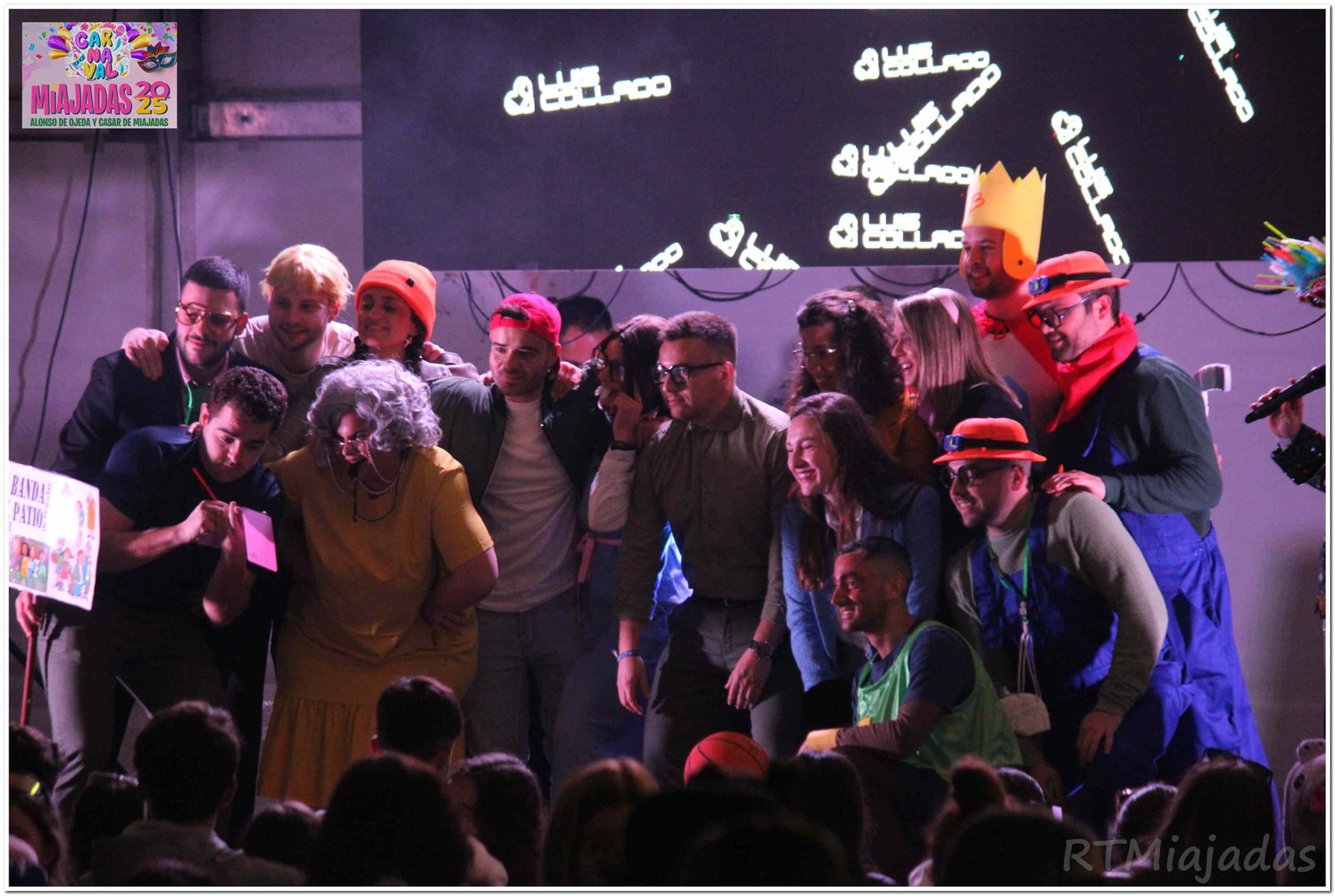 «La banda del patio de Miajadas triunfa con su creativo disfraz en el concurso de disfraces del Viernes de Carnaval»