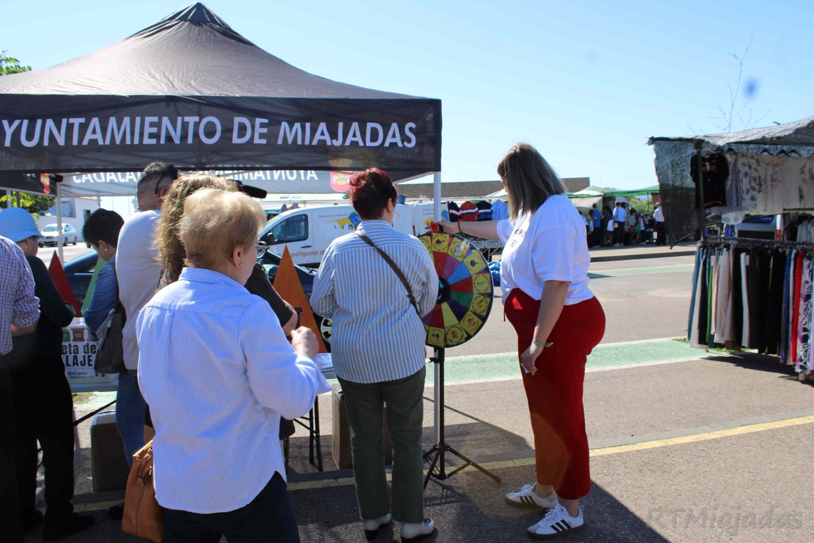 La Fiesta del Reciclaje en Miajadas: ¡Ganancias y Diversión en el Mercadillo