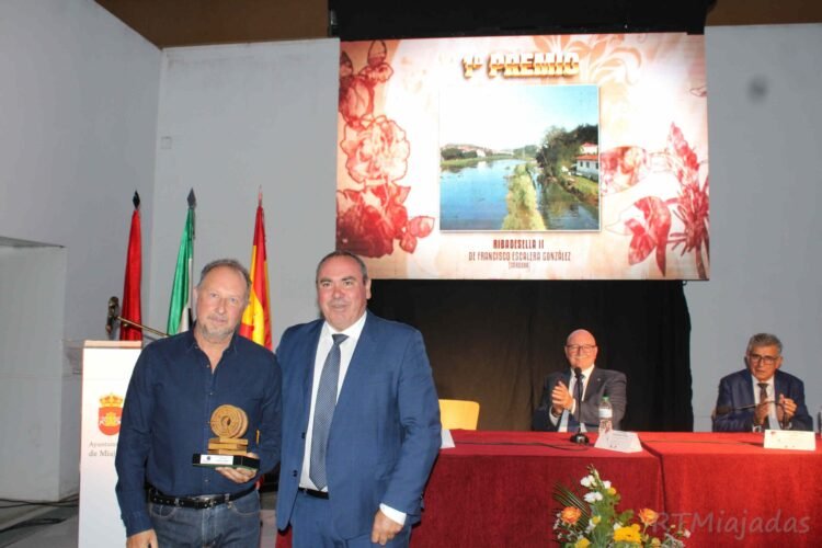 Francisco Escalera triunfa en el XIV Certamen de Pintura Laura Otero con su obra maestra «Ribadesella II»