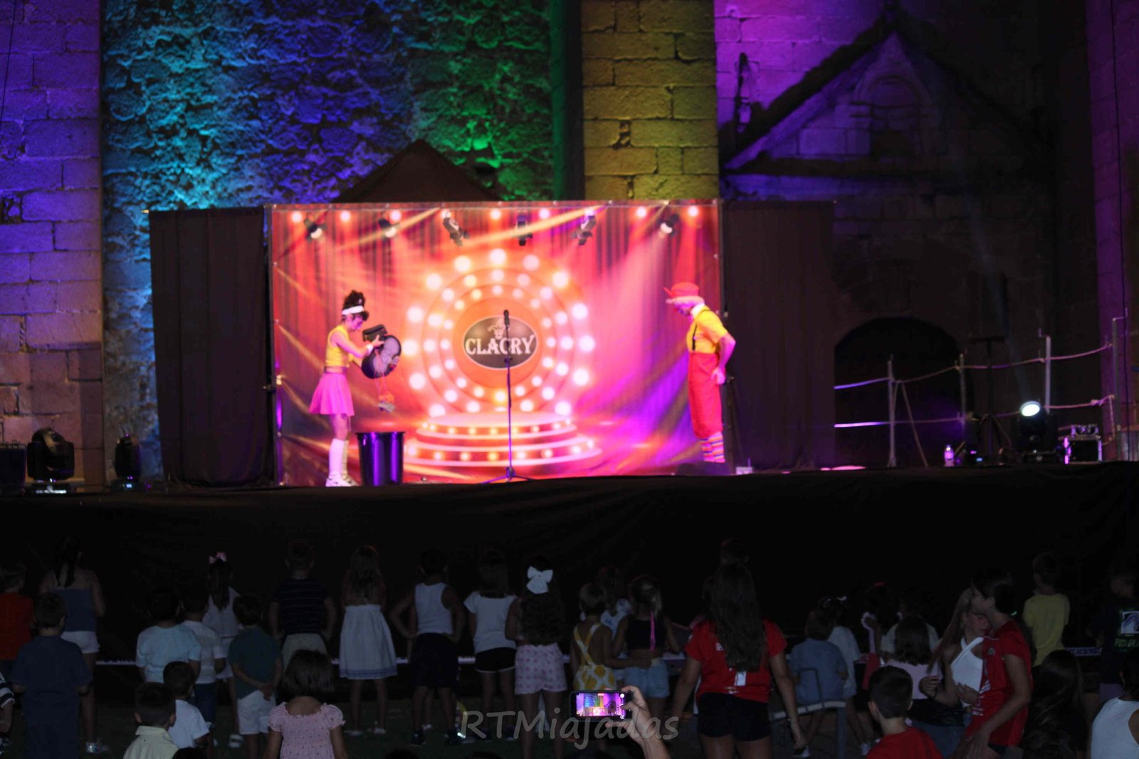 Los niños disfrutaron cantando, bailando y riendo con el divertido espectáculo infantil en el Pórtico de Santiago