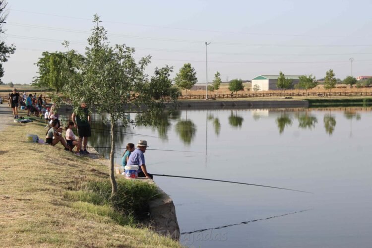Los niños de Miajadas protagonizan el emocionante concurso infantil de pesca en la Laguna Nueva