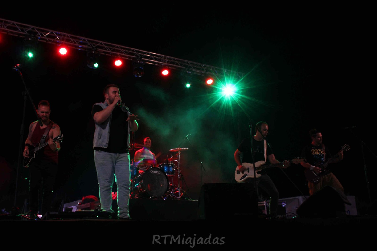 Noche vibrante y llena de energía en la Caseta Municipal en la apertura de la Feria de Miajadas 2025