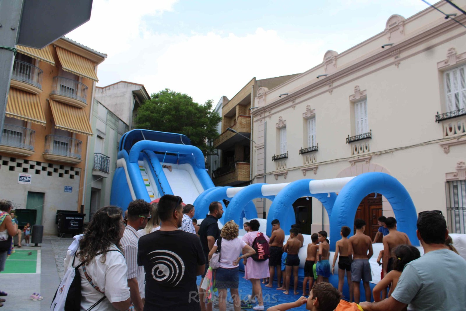 Disfruta una tarde única y refrescante con el espectacular Megatobogán Acuático en la feria