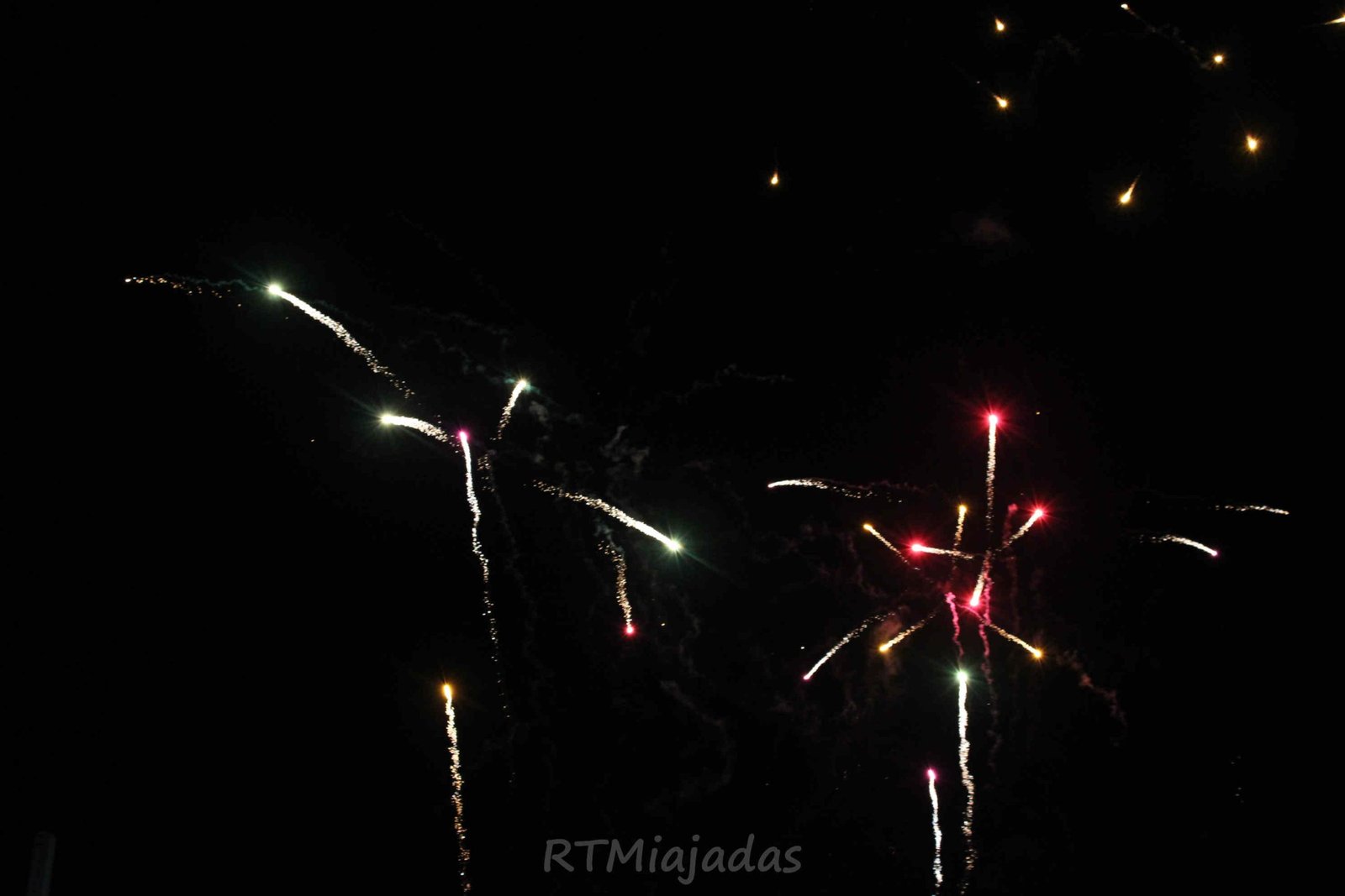 Soraya Arnelas deslumbra con un final de fuegos artificiales que enciende las Ferias de Agosto en Miajadas