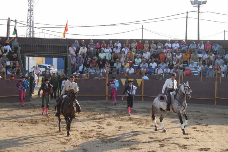 Espectacular jornada de rejones y suelta de vaquillas en la plaza portátil de Miajadas
