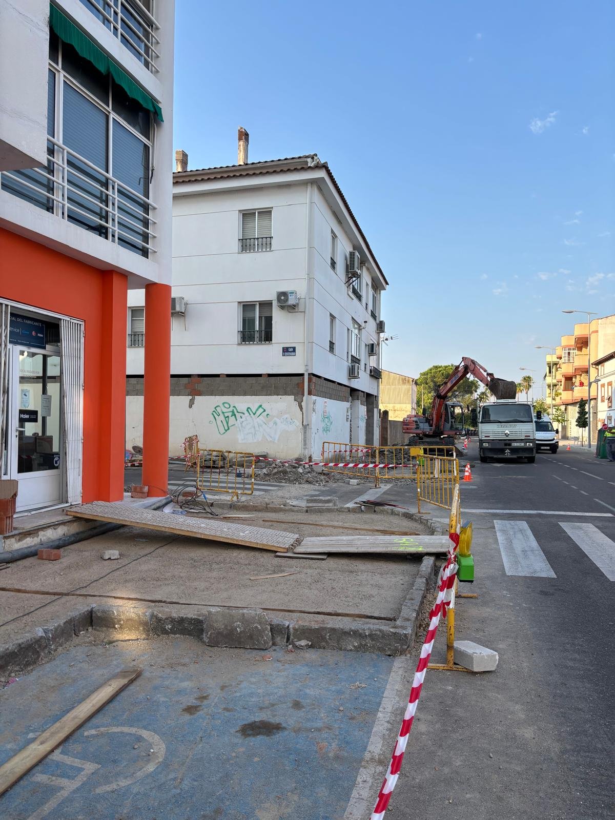 Renovación integral de los acerados en avenida de Trujillo para mejorar accesibilidad y seguridad vial