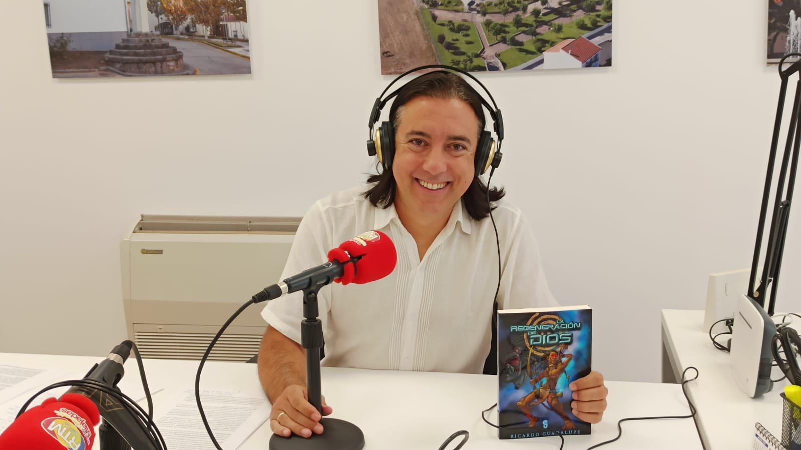 Ricardo Guadalupe descubre en Radio Miajadas los secretos de su novela La Regeneración de Dios