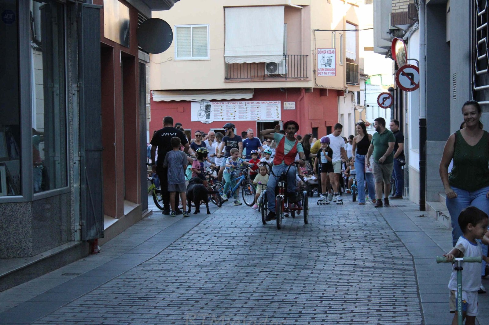 Elevada acogida en el divertido Cuentacuentos itinerante sobre ruedas que conquistó a todos