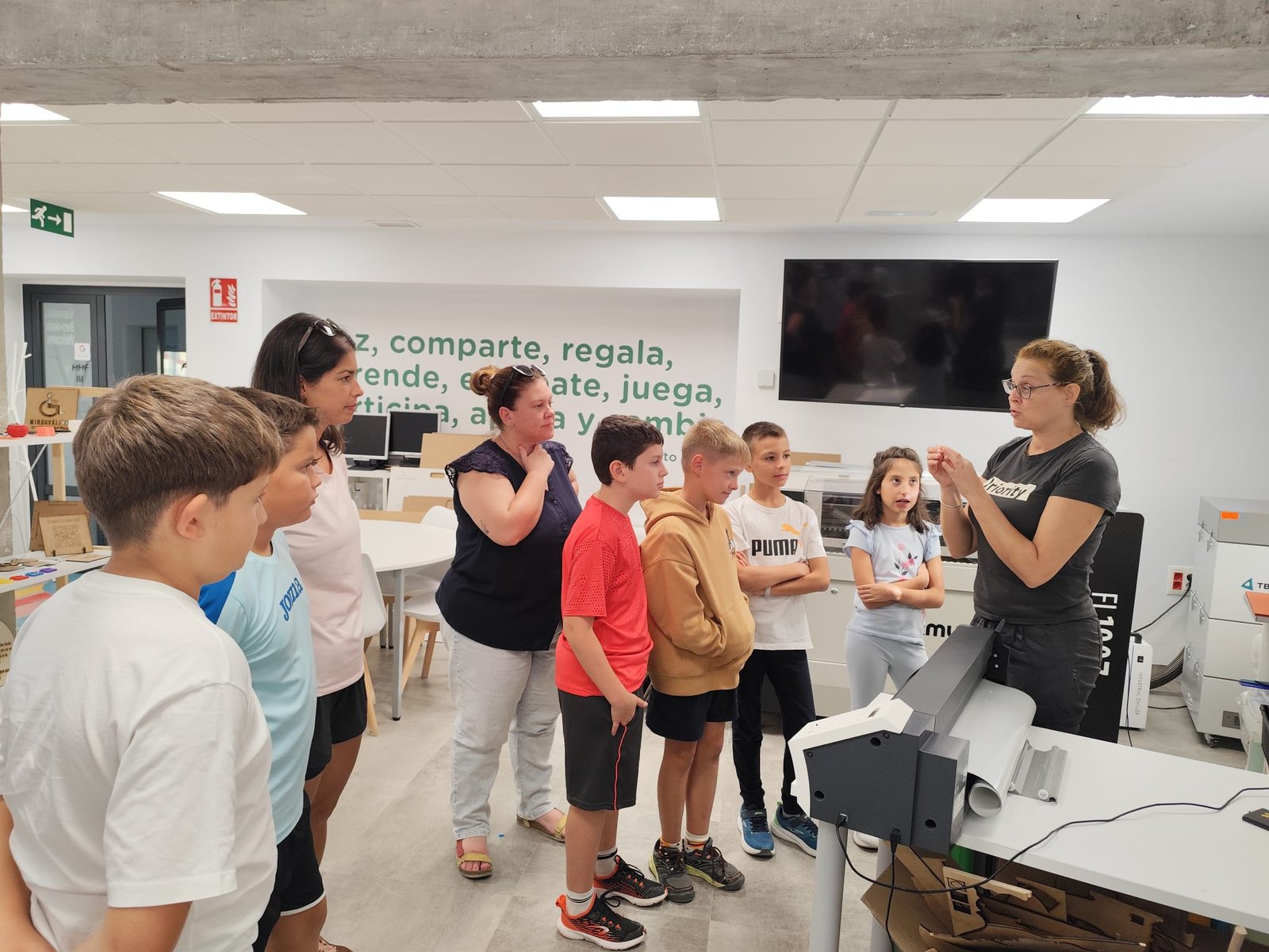 Taller presencial de diseño 2D y corte con plóter en Circular FAB Miajadas durante SEM 2025